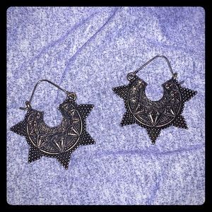 ⚜️5/$25⚜️Vintage inspired gold tone earrings